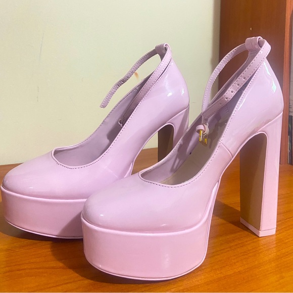 Aldo Shoes - - One use comes with the box.